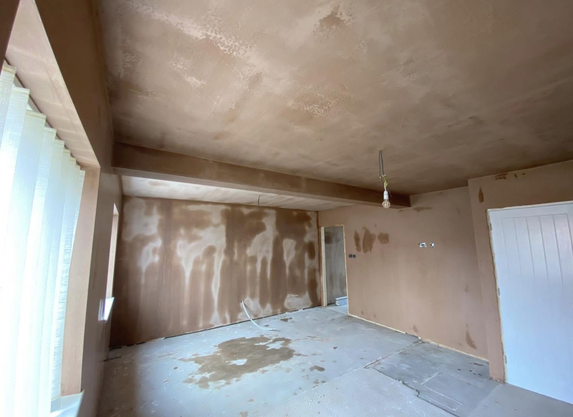 A large room with its ceiling and walls freshly plastered