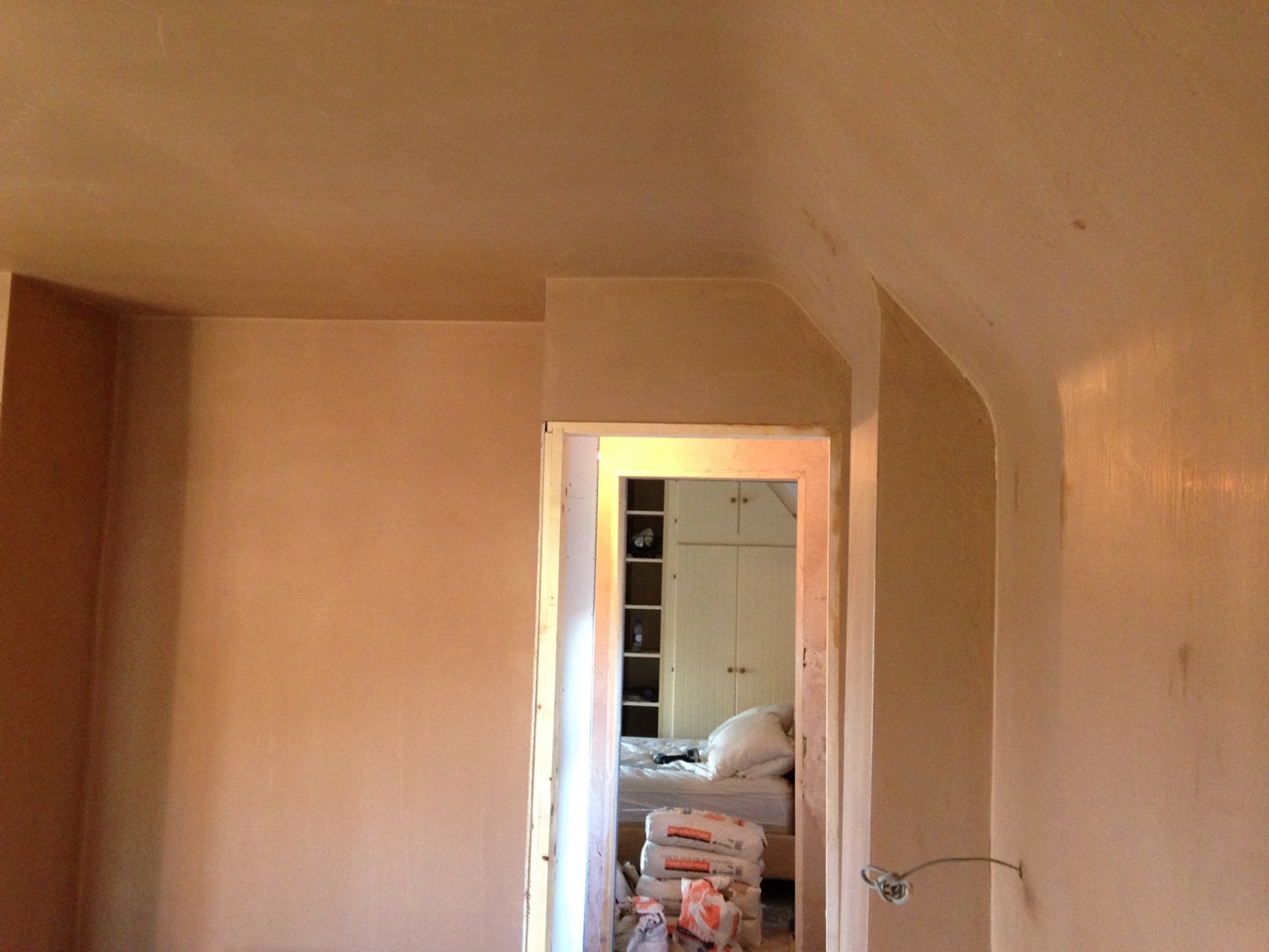 A skimmed alcove and doorway